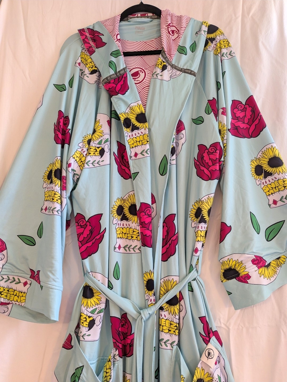 PLoveR WHERE ANYWHERE ROBE🌹SKULLS AND ROSE PRINT ONE SIZE FITS MOST